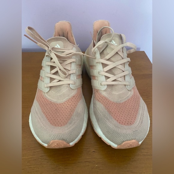 ⭐️Adidas Ultra Boost⭐️ - Picture 2 of 3
